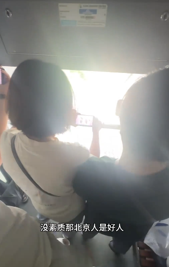 有片｜中國女馬來西亞纜車爭頭位打卡爆「京滬大戰」！網友批行為丟架：丟人丟到國外 
