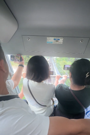 有片｜中國女馬來西亞纜車爭頭位打卡爆「京滬大戰」！網友批行為丟架：丟人丟到國外 
