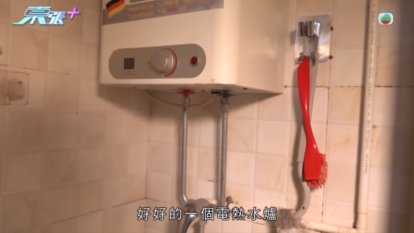 中電職員發現是熱水爐出現問題，並提醒二人須盡快聯絡業主處理。圖片來源：東張西望