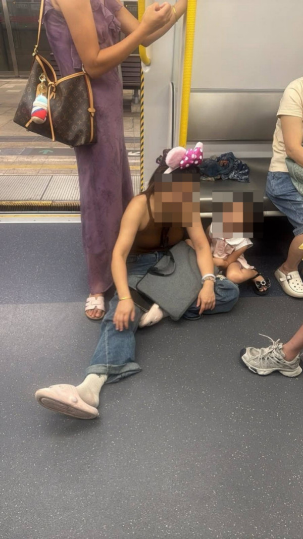 港鐵一家六口車廂3大誇張亂象！坐地下踩玻璃！內地網民：讓我們面目無光