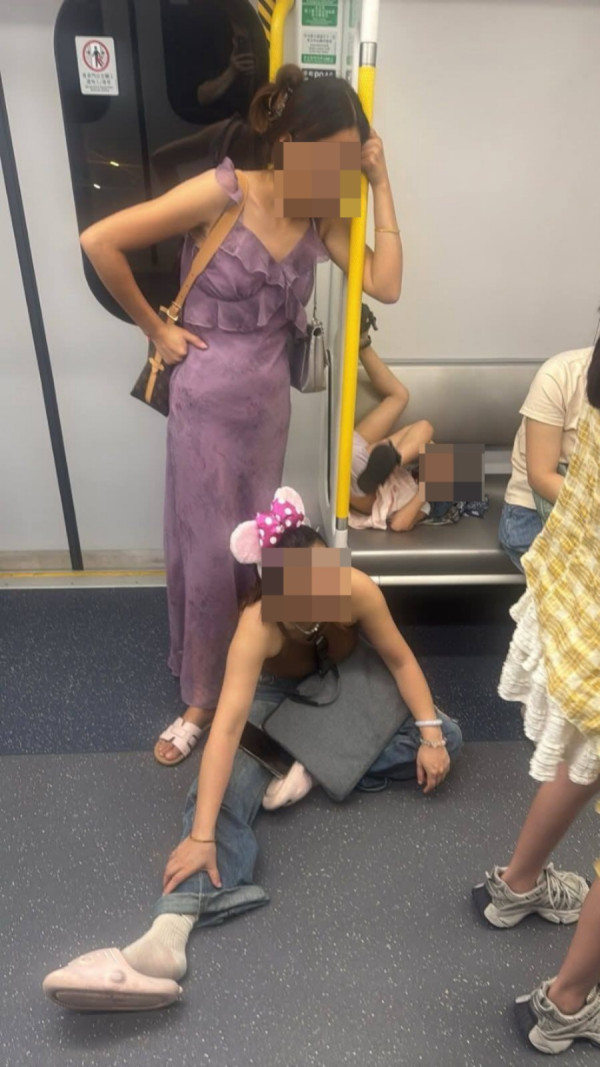 港鐵一家六口車廂3大誇張亂象！坐地下踩玻璃！內地網民：讓我們面目無光
