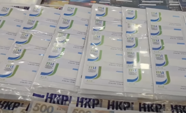 學生價變生財工具 4男涉偽造643張假學生證呃優惠 家中檢獲過百部iPad等電子產品