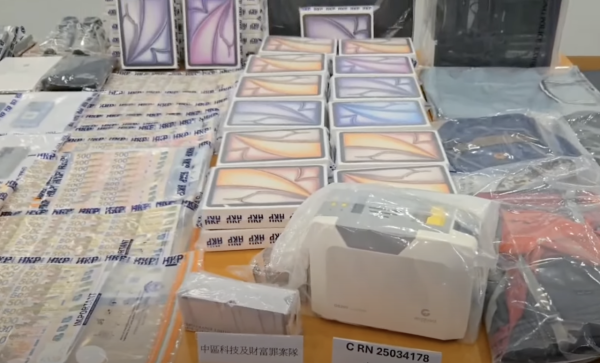 學生價變生財工具 4男涉偽造643張假學生證呃優惠 家中檢獲過百部iPad等電子產品