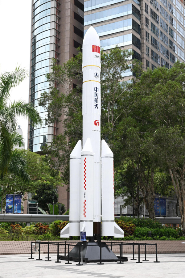 國家發展成就系列——無盡探索：中國的航天、航空及航海｜圖示一比五的長征五號運載火箭模型，高約12米、重1.6噸。
