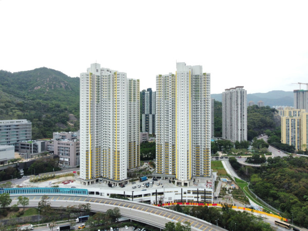 青衣綠置居稱住戶窗邊「窺看」鄰居被投訴？網民激辯：你唔望我點知我望你