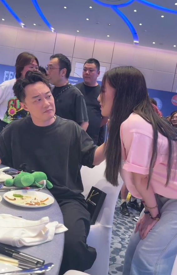 暖心擁抱安慰舞者（圖片來源：小紅書@ChingChing（是靜靜唷））