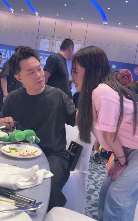 暖心擁抱安慰舞者（圖片來源：小紅書@ChingChing（是靜靜唷））