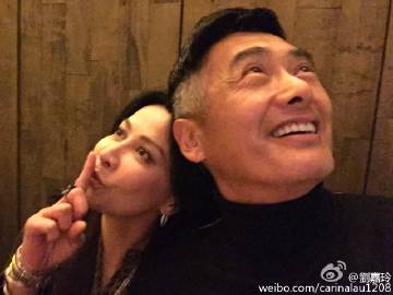 低調融入街坊生活(圖片來源:微博@劉嘉玲)