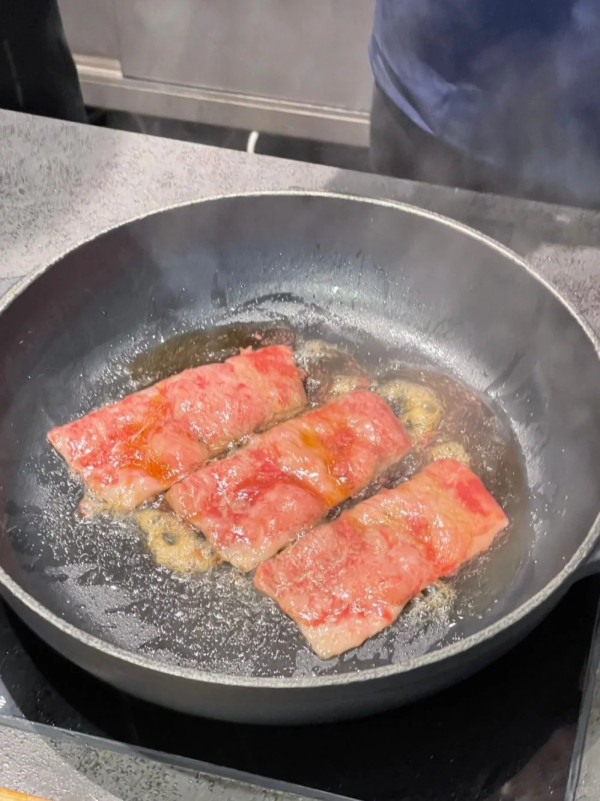 深圳壽喜燒。圖片來源：小紅書@藍莓朵朵、小紅書@莫跳跳、小紅書@change、小紅書@愛吃香菜的JJ、小紅書@棉花糖豬、小紅書@小陳去哪裡玩呀