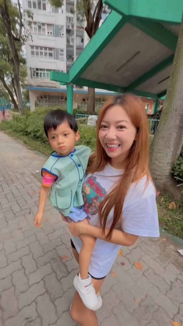 何雁詩鄭俊弘天使仔仔第一日返學！入讀特殊幼稚園寄語青出於藍︰為你感到驕傲