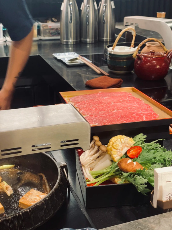 深圳壽喜燒。圖片來源：小紅書@藍莓朵朵、小紅書@莫跳跳、小紅書@change、小紅書@愛吃香菜的JJ、小紅書@棉花糖豬、小紅書@小陳去哪裡玩呀