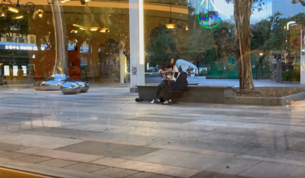 港男遭瘋狂女友手機敲頭 難耐暴擊拔足逃命 疑知情人士爆料有驚人前科【有片】