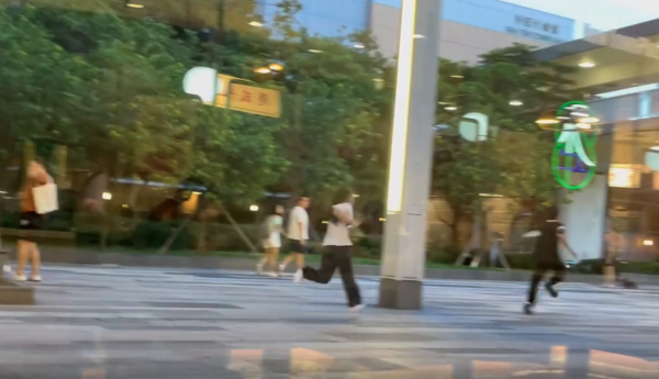 港男遭瘋狂女友手機敲頭 難耐暴擊拔足逃命 疑知情人士爆料有驚人前科【有片】