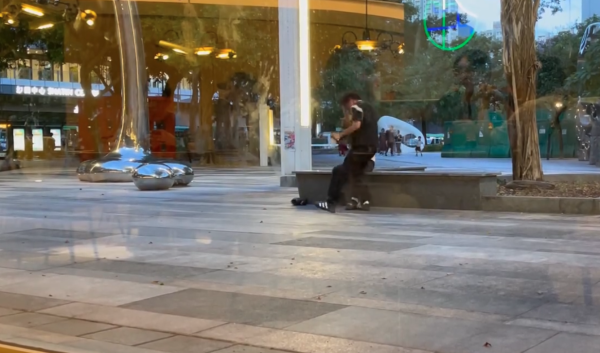 港男遭瘋狂女友手機敲頭 難耐暴擊拔足逃命 疑知情人士爆料有驚人前科【有片】