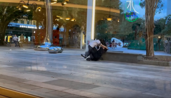 港男遭瘋狂女友手機敲頭 難耐暴擊拔足逃命 疑知情人士爆料有驚人前科【有片】