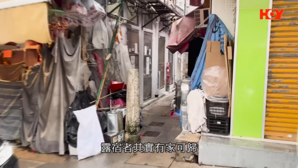 《一線搜查》直擊婆婆在後巷走火通道「安居樂業」。圖片來源：一線搜查