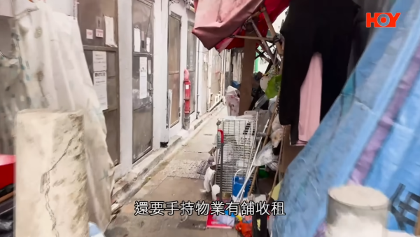 《一線搜查》直擊婆婆在後巷走火通道「安居樂業」。圖片來源：一線搜查