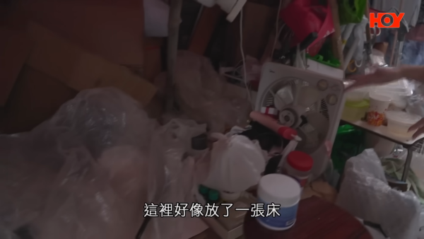 婆婆在後巷搭建床位，生活用品一應俱全，打造成如家般的「私人寢宮」。圖片來源：一線搜查