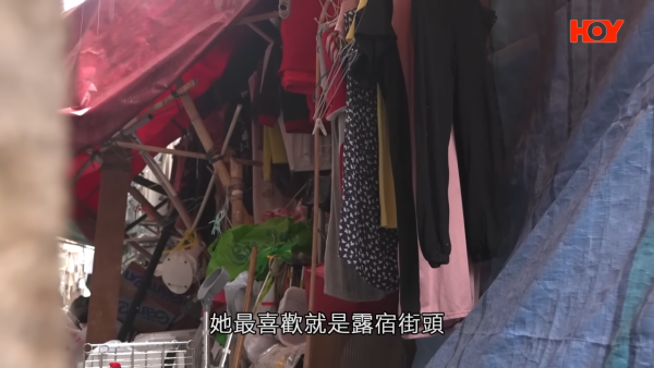 婆婆在後巷搭建床位，生活用品一應俱全，打造成如家般的「私人寢宮」。圖片來源：一線搜查