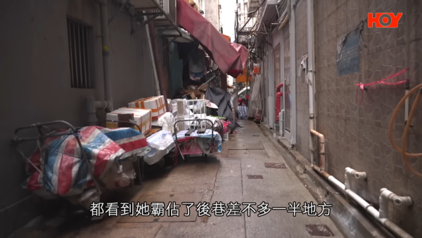 婆婆亂駁電、雜物霸佔後巷惹安全憂慮。圖片來源：一線搜查