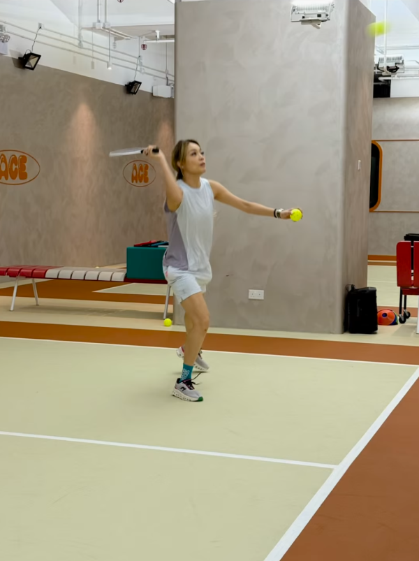 歌手容祖兒在Asia Aces Pickleball Academy 體驗匹克球運動。（來源：HKET圖片庫）