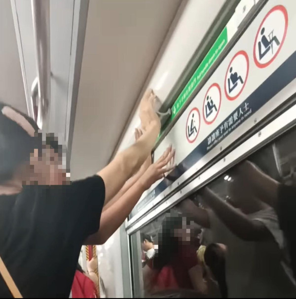 港鐵乘客打開車廂「緊急窗」場面驚險！官方稱僅1個情況可使用