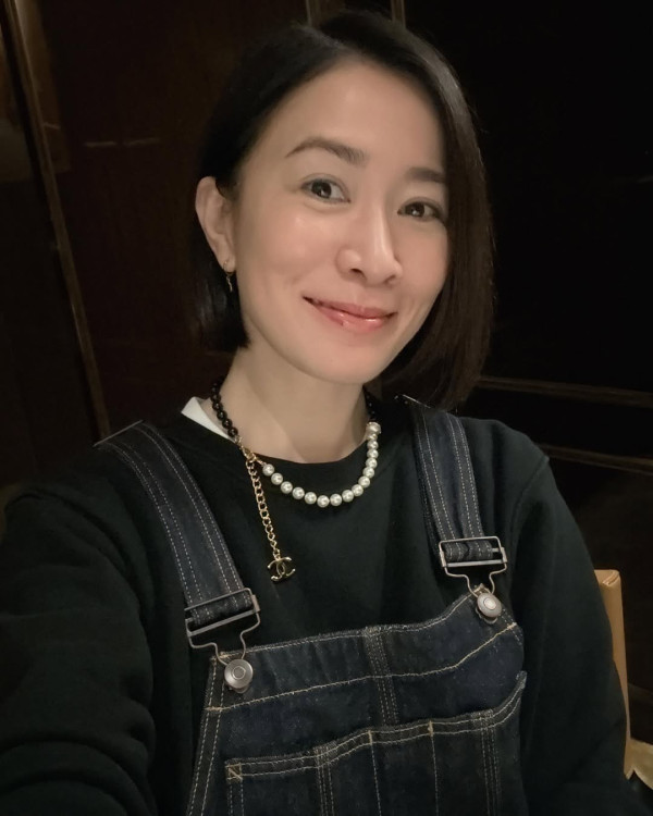 獲讚「凍齡女神」（圖片來源：IG@charmaine_sheh）