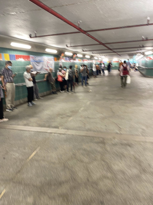 大埔行人隧道清晨排長龍！老人家企定定霸位只為1免費物品？