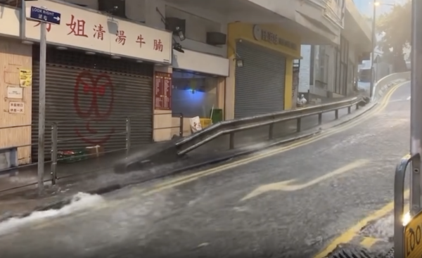 暴雨水浸西環山道變激流？兩週內4次黑色暴雨 網民：坐低就係水上樂園