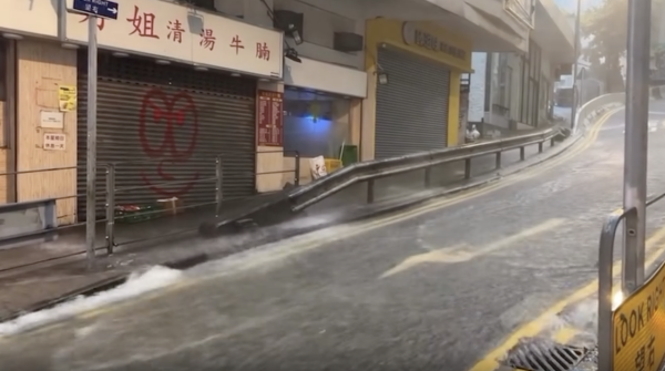 暴雨水浸西環山道變激流？兩週內4次黑色暴雨 網民：坐低就係水上樂園