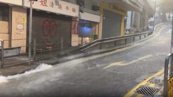 暴雨水浸西環山道變激流？兩週內4次黑色暴雨 網民：坐低就係水上樂園