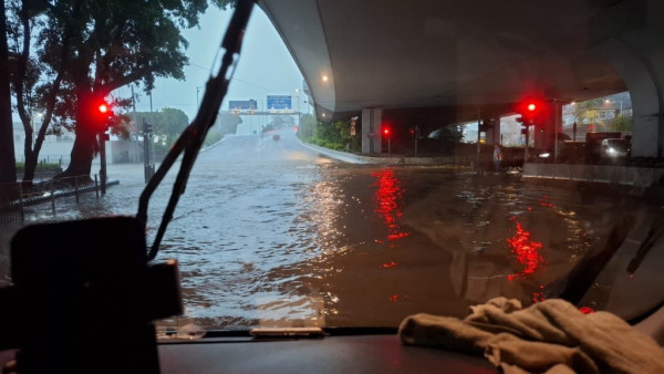 暴雨搭巴士變滑浪飛船 網民直擊誇張破浪場景 「見到500年一遇瀑布」