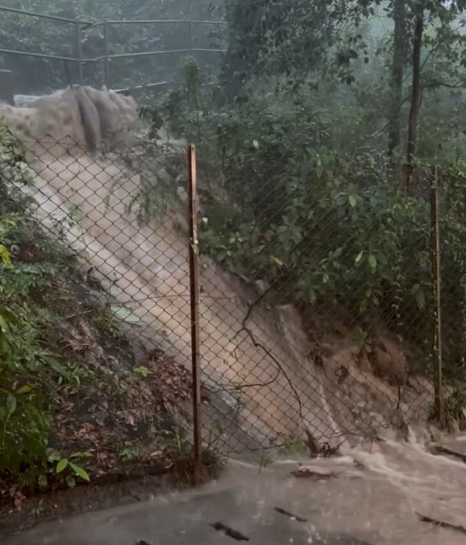 暴雨搭巴士變滑浪飛船 網民直擊誇張破浪場景 「見到500年一遇瀑布」