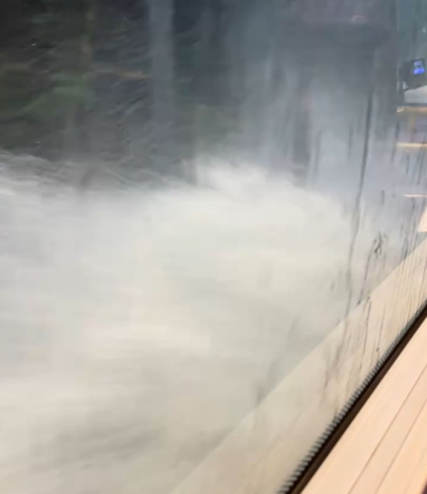 暴雨搭巴士變滑浪飛船 網民直擊誇張破浪場景 「見到500年一遇瀑布」