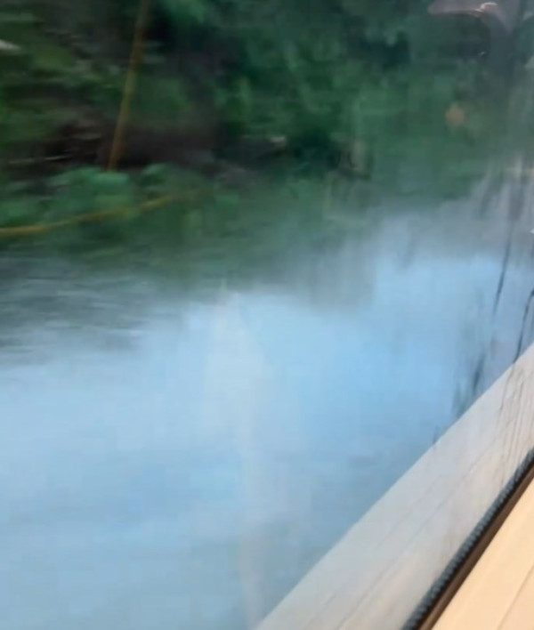 暴雨搭巴士變滑浪飛船 網民直擊誇張破浪場景 「見到500年一遇瀑布」