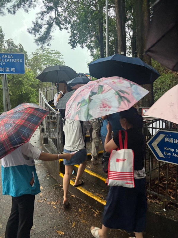 暴雨搭巴士變滑浪飛船 網民直擊誇張破浪場景 「見到500年一遇瀑布」