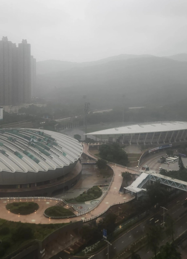 暴雨｜天文台11時改發紅雨 再成網民鬧爆對象 疑惑：是活在平衡時空？