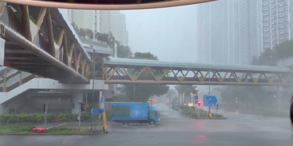 暴雨搭巴士變滑浪飛船 網民直擊誇張破浪場景 「見到500年一遇瀑布」