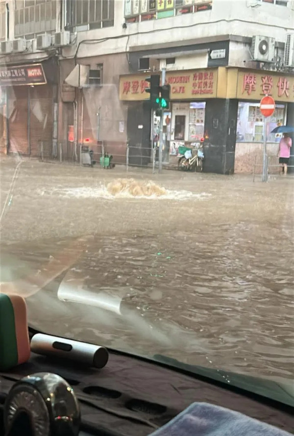 暴雨搭巴士變滑浪飛船 網民直擊誇張破浪場景 「見到500年一遇瀑布」