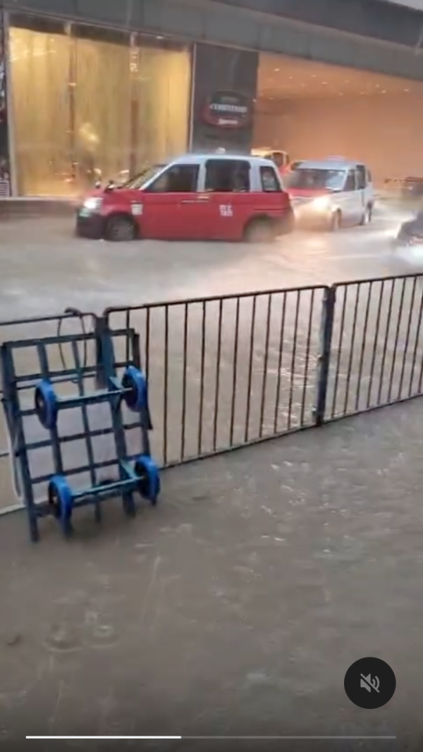 暴雨襲港 嚴重水浸加海水倒灌 網民：水街變真水街