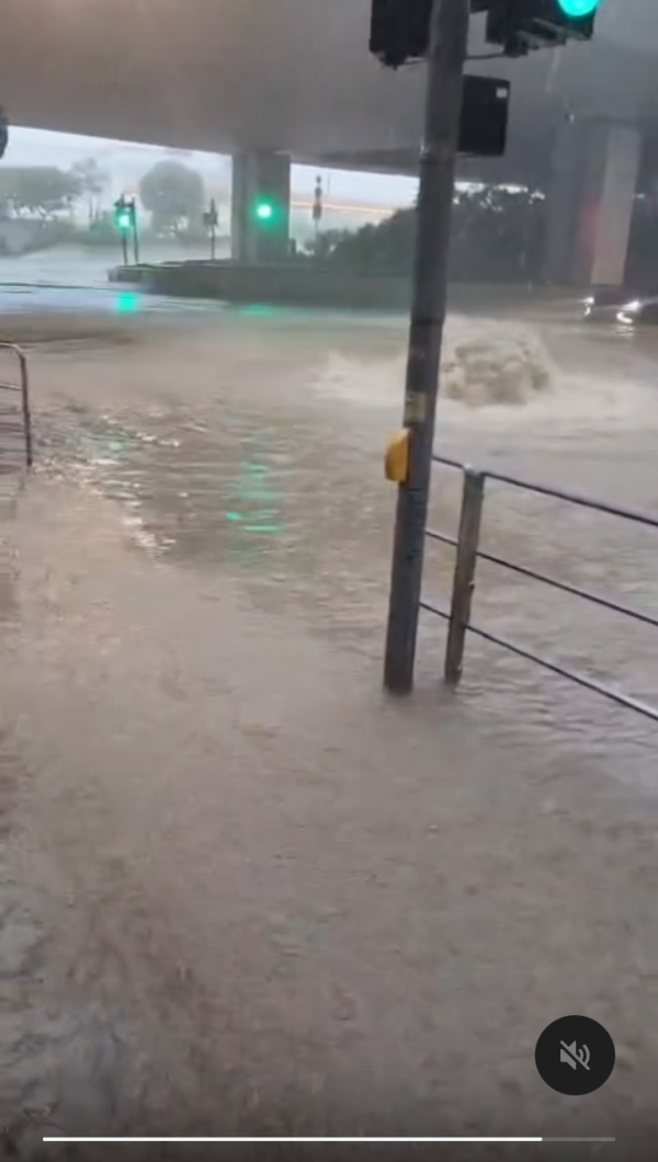 暴雨襲港 嚴重水浸加海水倒灌 網民：水街變真水街