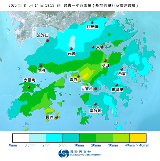 暴雨水浸｜女司機揸車勇闖水浸地盤！馬路變河流！網民戲稱：水上越野場