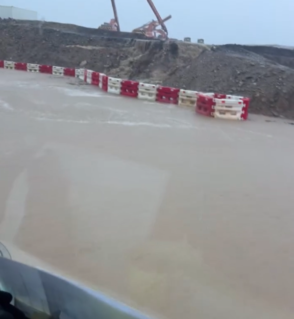 暴雨水浸｜女司機揸車勇闖水浸地盤！馬路變河流！網民戲稱：水上越野場