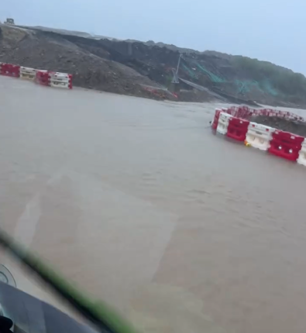 暴雨水浸｜女司機揸車勇闖水浸地盤！馬路變河流！網民戲稱：水上越野場