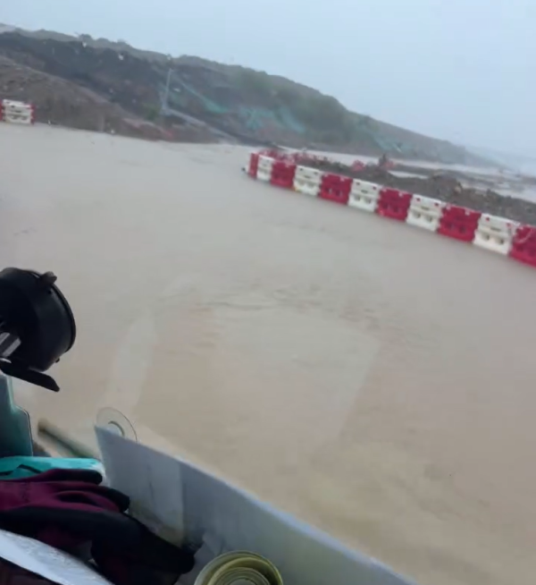 暴雨水浸｜女司機揸車勇闖水浸地盤！馬路變河流！網民戲稱：水上越野場