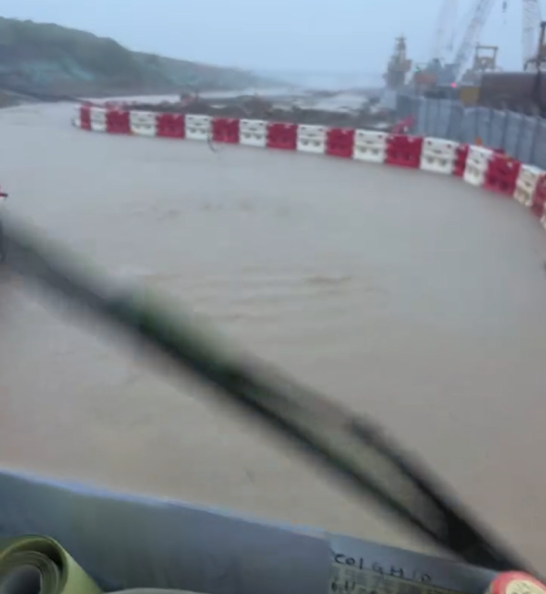 暴雨水浸｜女司機揸車勇闖水浸地盤！馬路變河流！網民戲稱：水上越野場