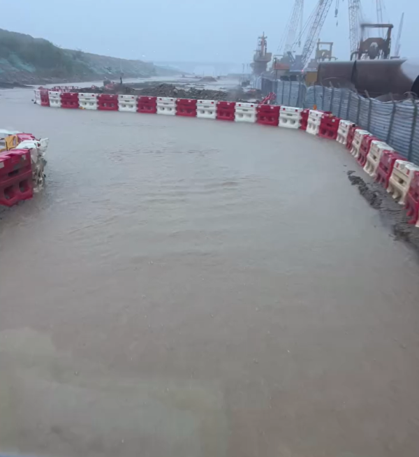 暴雨水浸｜女司機揸車勇闖水浸地盤！馬路變河流！網民戲稱：水上越野場