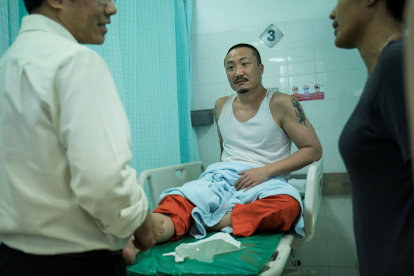 阿龍｜鄭中基監獄打鬥戲受傷過程首曝光 跳起時右腳著地不幸踭骨裂
