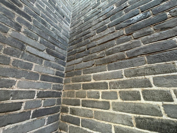 北京長城出1招震懾缺德遊客亂刻字！ 網民讚此法夠狠！要缺德者永留污名 