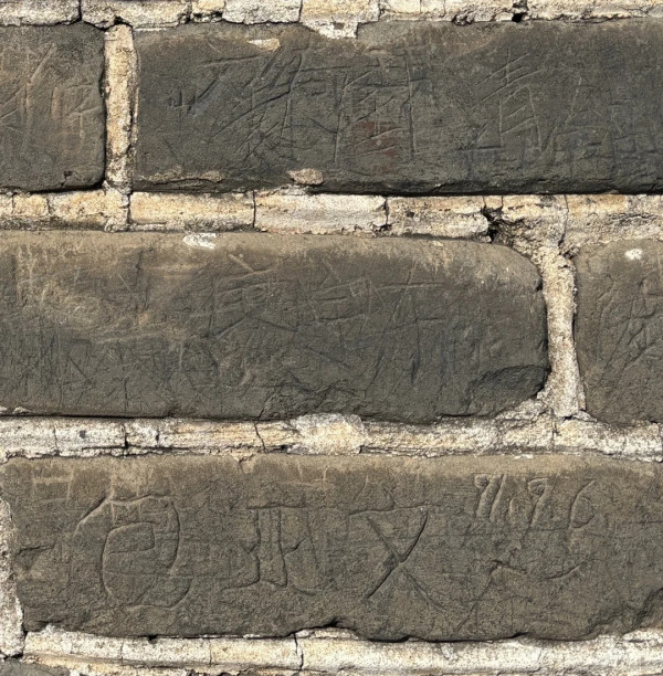 北京長城出1招震懾缺德遊客亂刻字！ 網民讚此法夠狠！要缺德者永留污名 